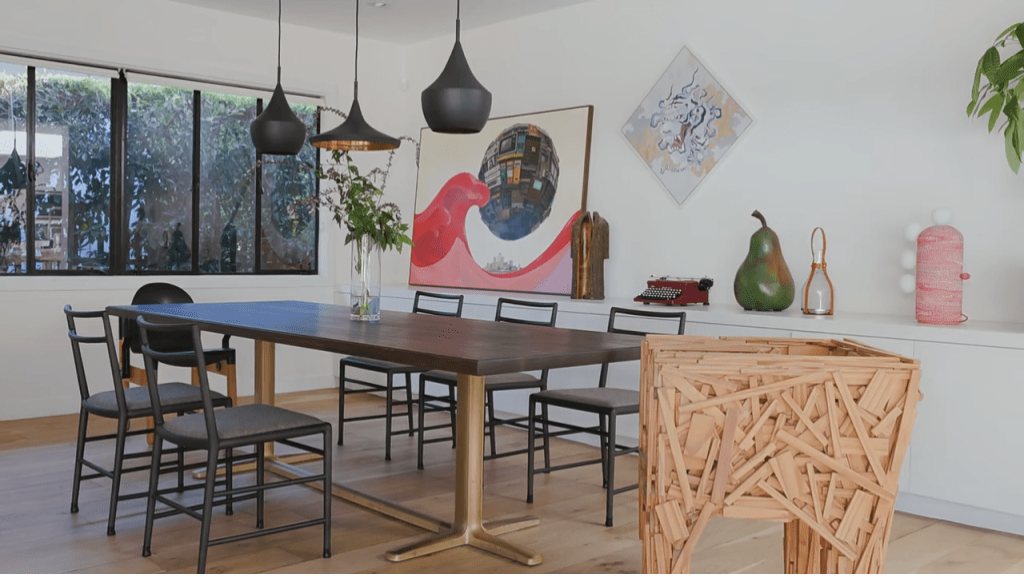 吴彦祖指这张长餐枱是日本品牌Tine & Style,“我喜欢这套家具,是因为它有明代风格的感觉,设计得极具简单,很契合房子的整体设计。”(影片截图:安邸AD) 吴彦祖指这张长餐枱是日本品牌Tine & Style,“我喜欢这套家具,是因为它有明代风格的感觉,设计得极具简单,很契合房子的整体设计。”(影片截图:安邸AD)