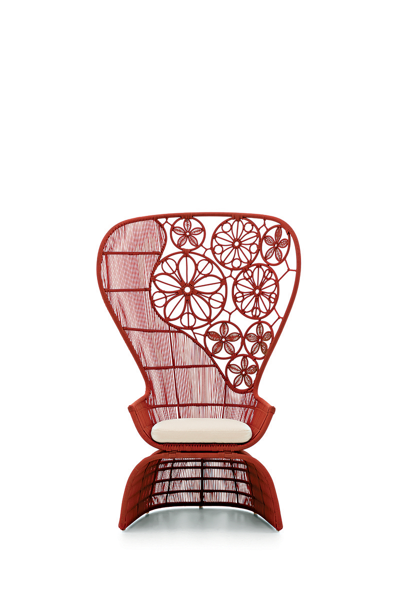 意大利设计家具品牌B&B Italia的Crinoline户外座椅,高靠背的花卉雕刻图案是亮点。 意大利设计家具品牌B&B Italia的Crinoline户外座椅,高靠背的花卉雕刻图案是亮点。