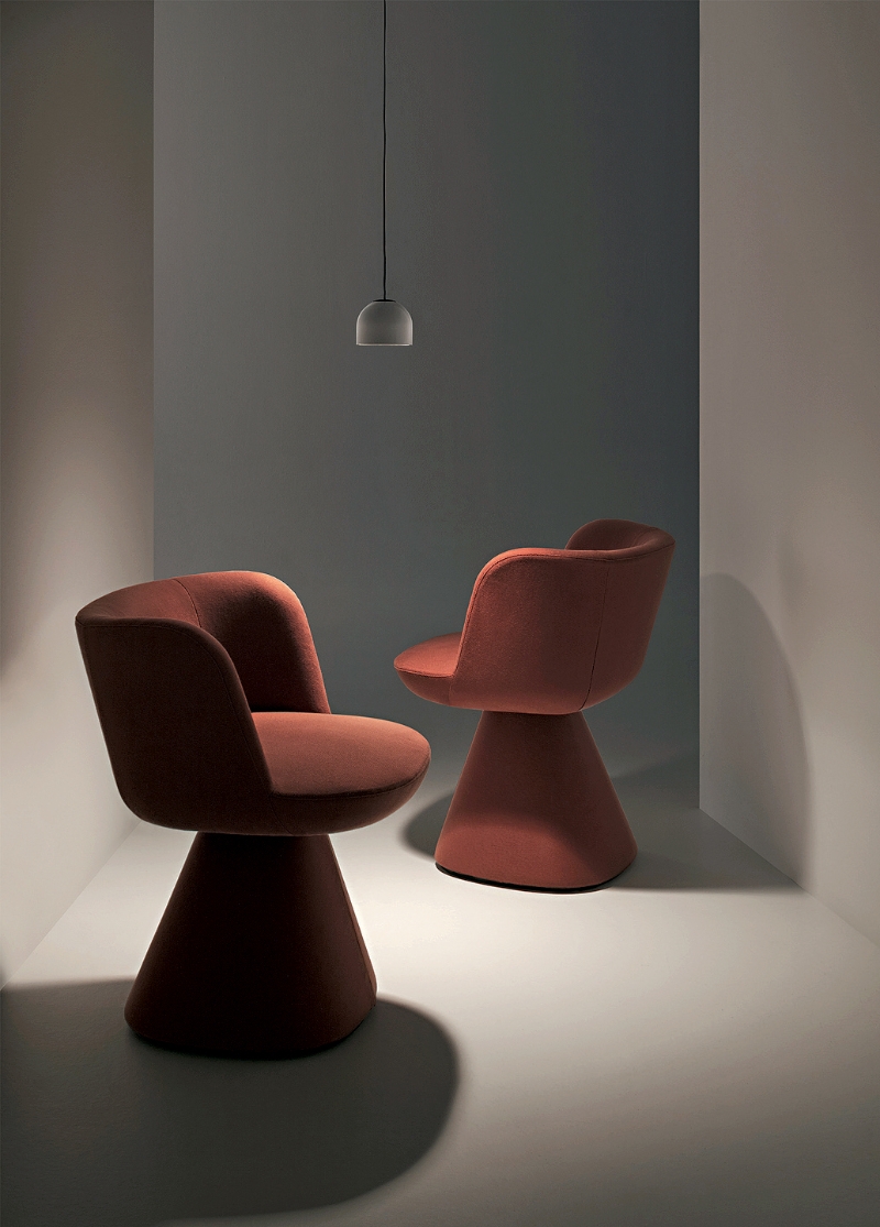 意大利设计家具品牌B&B Italia的橙红色Flair O扶手椅,从座椅到底座都是一体式覆盖。 意大利设计家具品牌B&B Italia的橙红色Flair O扶手椅,从座椅到底座都是一体式覆盖。