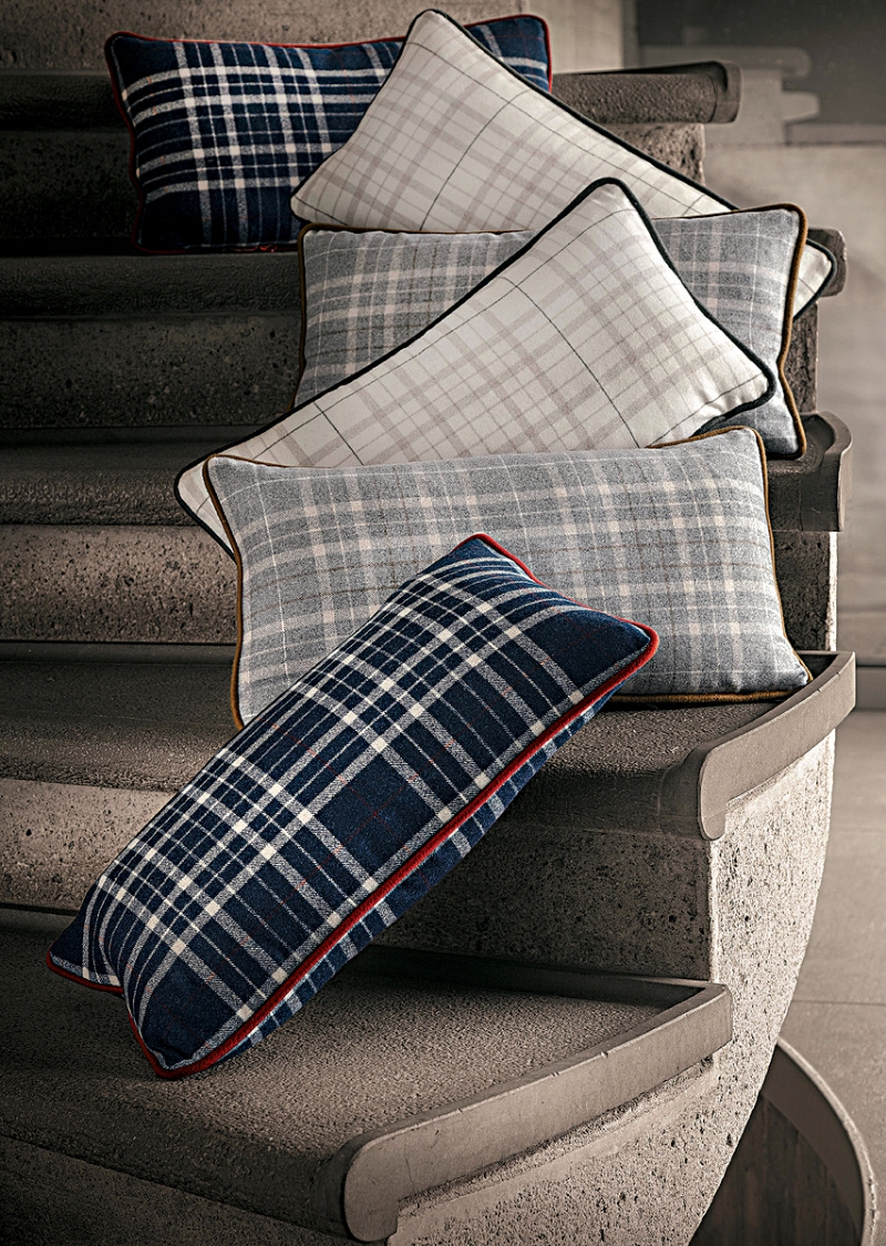 Loro Piana Interiors今年推出多款蓝白色Wish格纹法兰绒Cushion靠垫,为家居注入清新时尚。 Loro Piana Interiors今年推出多款蓝白色Wish格纹法兰绒Cushion靠垫,为家居注入清新时尚。