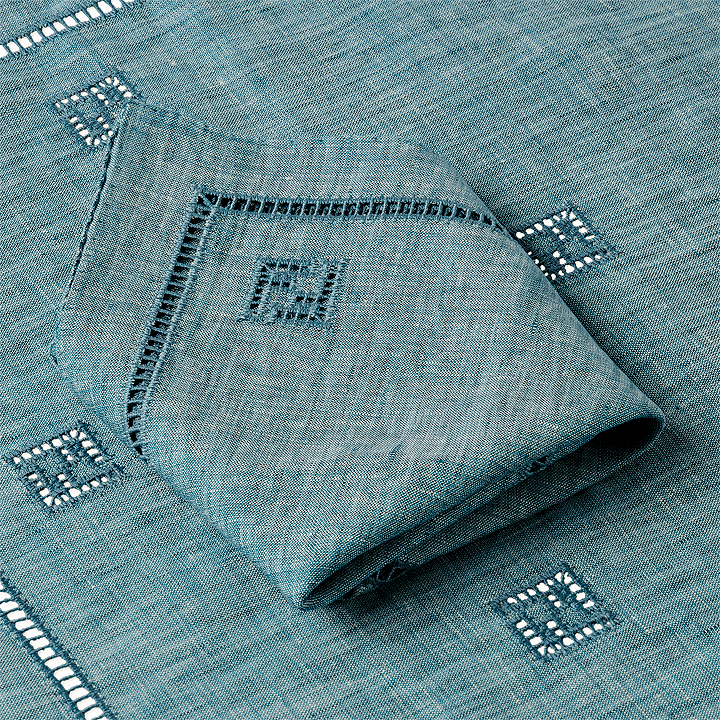 Fendi亚麻餐垫及餐巾用上大热蓝色,并缀以精致的FF刺绣。 Fendi亚麻餐垫及餐巾用上大热蓝色,并缀以精致的FF刺绣。