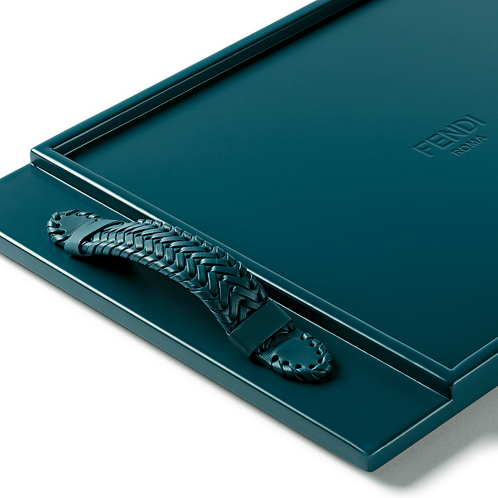 蓝色是新季的家具热门选色,Fendi这个餐饮托盘便用上海军蓝色。 蓝色是新季的家具热门选色,Fendi这个餐饮托盘便用上海军蓝色。