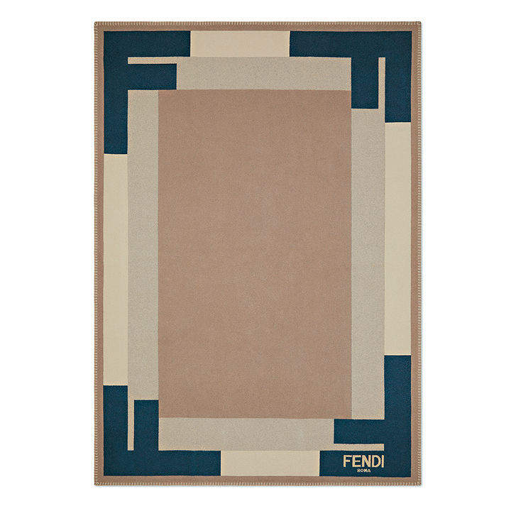 Fendi全新FF系列织品备有柔软舒适的茄士咩混羊毛枕头及毛毯,均用上海军蓝配驼色,温暖柔和。 Fendi全新FF系列织品备有柔软舒适的茄士咩混羊毛枕头及毛毯,均用上海军蓝配驼色,温暖柔和。