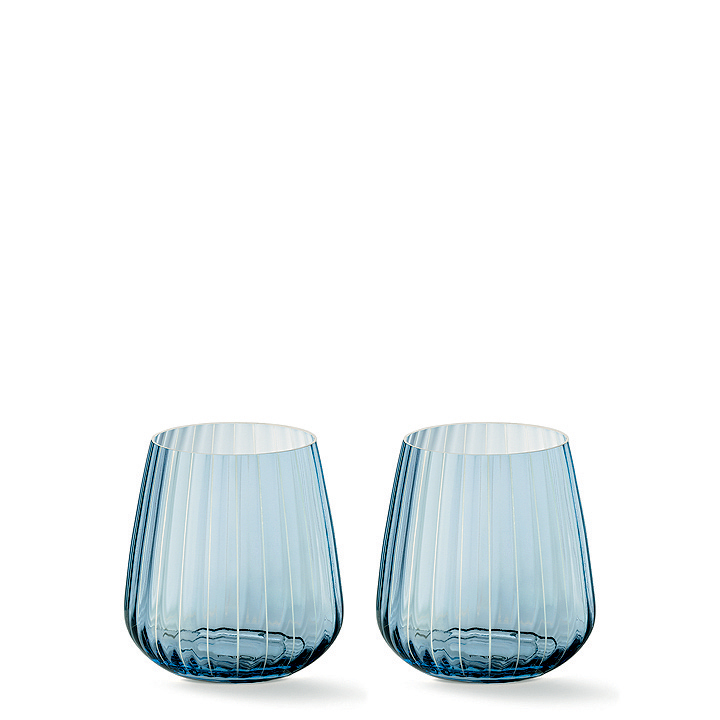 Fendi春夏家居饰品系列玻璃杯,雷射雕刻直线闪耀出蔚蓝光芒。 Fendi春夏家居饰品系列玻璃杯,雷射雕刻直线闪耀出蔚蓝光芒。