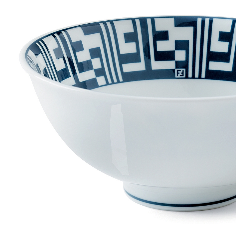 Fendi的Art de la Table系列餐碗及咖啡杯,利摩日白瓷更能凸显深蓝色的FF几何图案。 Fendi的Art de la Table系列餐碗及咖啡杯,利摩日白瓷更能凸显深蓝色的FF几何图案。