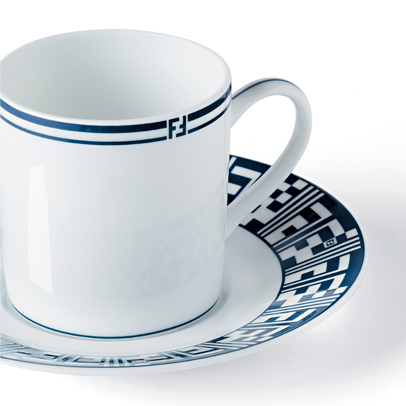 Fendi的Art de la Table系列餐碗及咖啡杯,利摩日白瓷更能凸显深蓝色的FF几何图案。2 Fendi的Art de la Table系列餐碗及咖啡杯,利摩日白瓷更能凸显深蓝色的FF几何图案。2