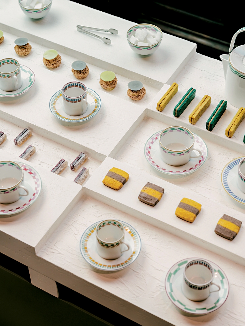 Hermes en contrepoint全新餐具系列,包罗多款高岭土白瓷餐具。 Hermes en contrepoint全新餐具系列,包罗多款高岭土白瓷餐具。