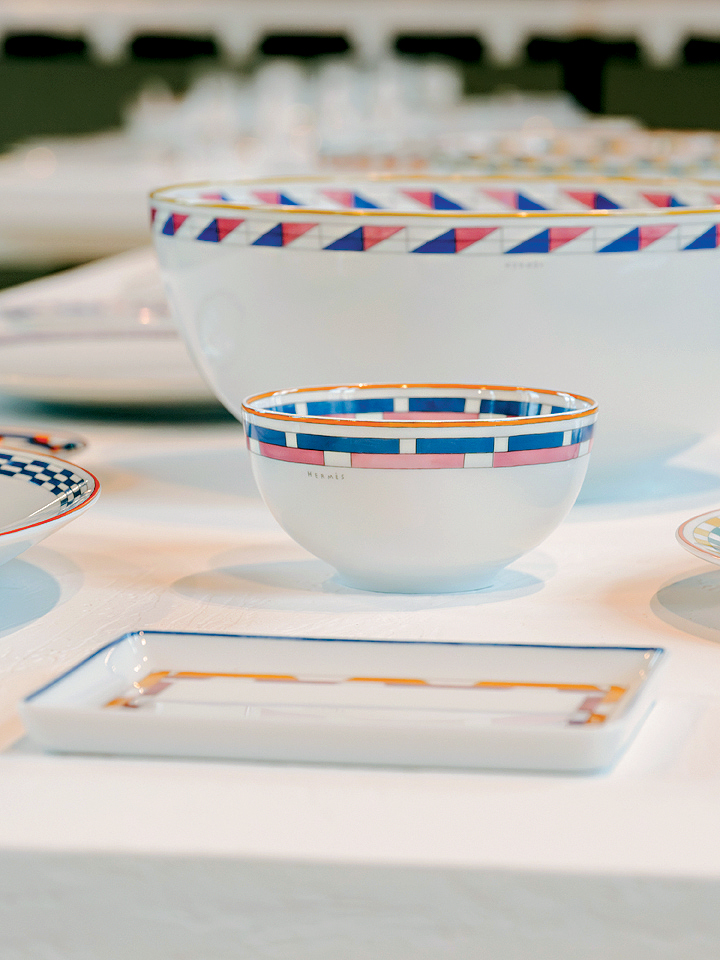 Hermes en contrepoint系列餐具上的几何图案由艺术家Nigel Peake以水彩手绘而成。 Hermes en contrepoint系列餐具上的几何图案由艺术家Nigel Peake以水彩手绘而成。