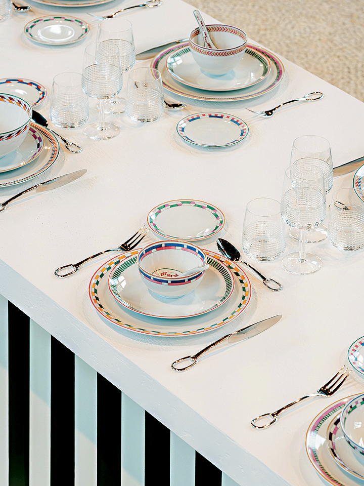 Hermes en contrepoint系列餐具上的几何图案由艺术家Nigel Peake以水彩手绘而成。2 Hermes en contrepoint系列餐具上的几何图案由艺术家Nigel Peake以水彩手绘而成。2