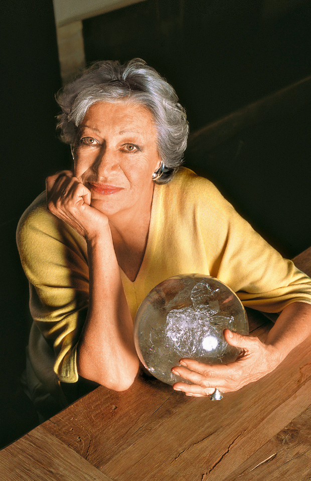 来自Elsa Peretti珍藏的宋元代的哥窰灰青釉葵花式三足洗。图中亦可见她为Tiffany &Co.创作的多款经典珠宝作品。 来自Elsa Peretti珍藏的宋元代的哥窰灰青釉葵花式三足洗。图中亦可见她为Tiffany &Co.创作的多款经典珠宝作品。