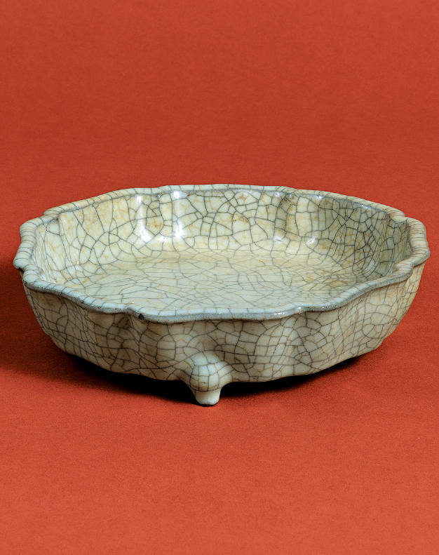 此珍稀的哥窰灰青釉葵花式三足洗,拥有超越七百年的悠久历史,锦葵造型呈八瓣花式,釉色莹润,开片自然,纹理深邃,呈现源于中国古代的匠心美艺。 此珍稀的哥窰灰青釉葵花式三足洗,拥有超越七百年的悠久历史,锦葵造型呈八瓣花式,釉色莹润,开片自然,纹理深邃,呈现源于中国古代的匠心美艺。