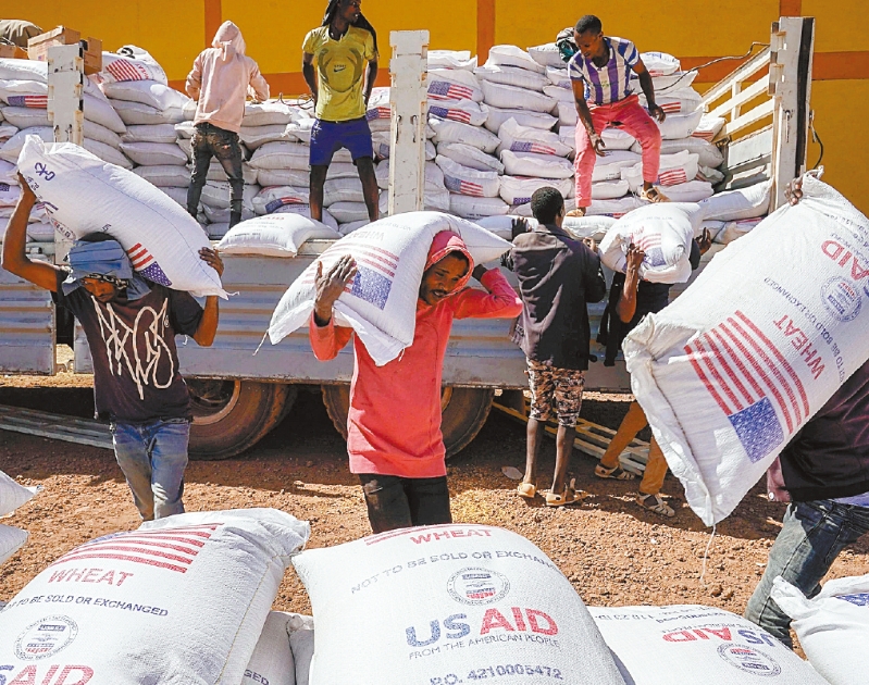 最高法院裁决特朗普政府需继续发放对非牟利组织的援助金。 最高法院裁决特朗普政府需继续发放对非牟利组织的援助金。