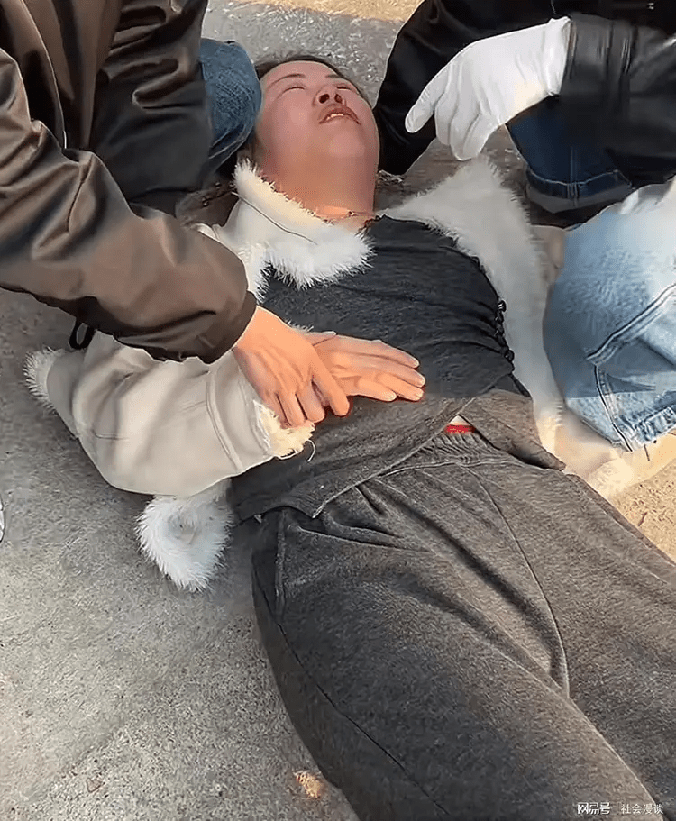 网传女主播被人上门打晕。 网传女主播被人上门打晕。