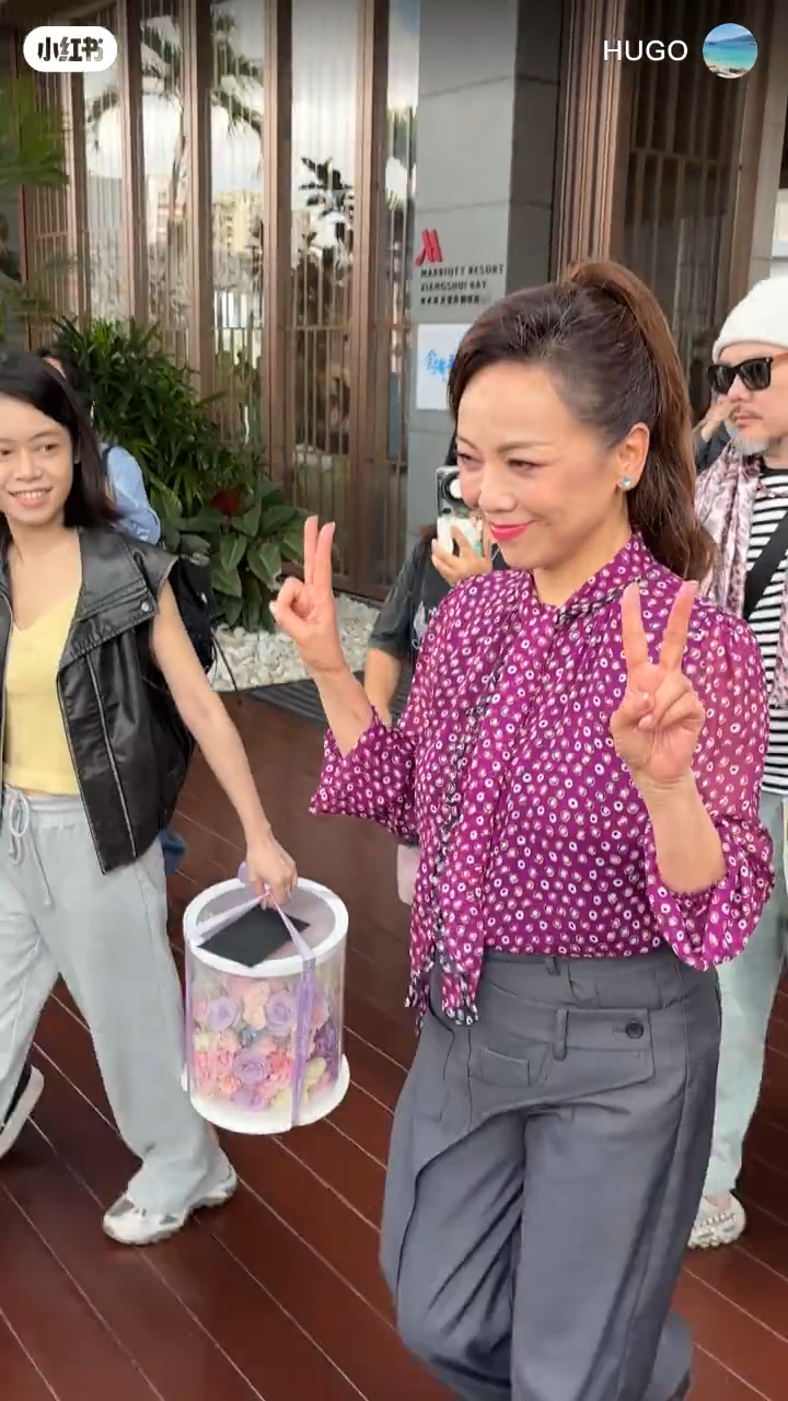 邓萃雯日前现身于内地酒地见记者,场内已有大批粉丝等着她。邓萃雯当日状态一流,穿上薄恤衫的她显露丰满身材。 邓萃雯日前现身于内地酒地见记者,场内已有大批粉丝等着她。邓萃雯当日状态一流,穿上薄恤衫的她显露丰满身材。