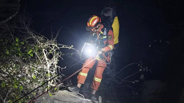 救援人员从500米深谷救出伤者。迪庆消防供图 救援人员从500米深谷救出伤者。迪庆消防供图