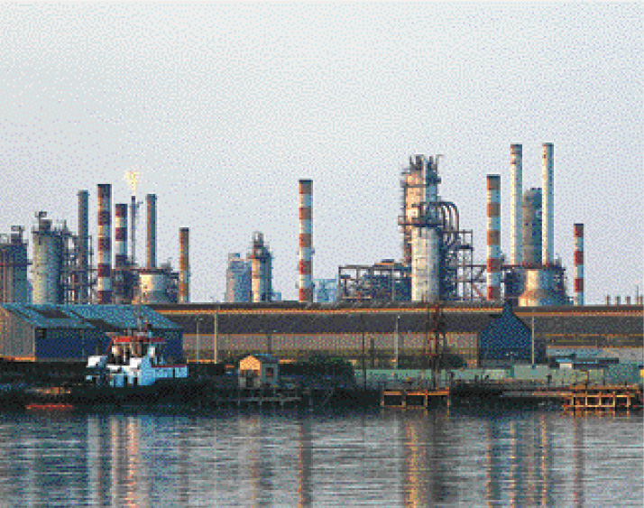 图为伊朗西南部阿巴丹炼油厂全景。 图为伊朗西南部阿巴丹炼油厂全景。