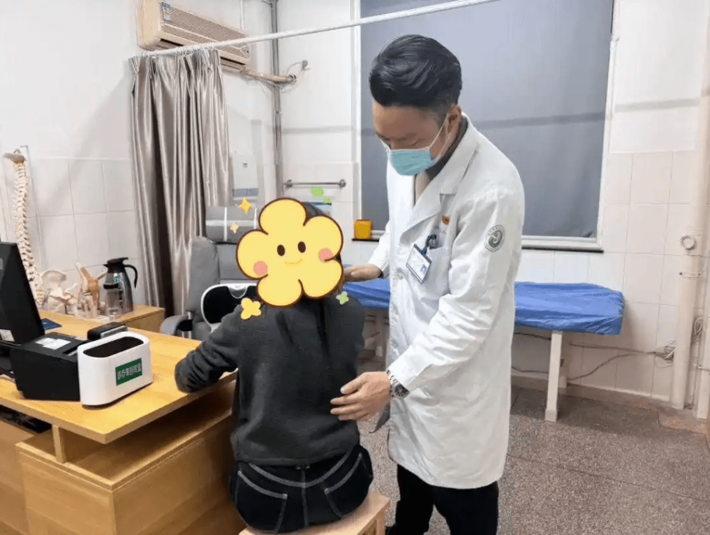 25岁后生女弯腰时竟骨折,医生发现患骨质疏松。 25岁后生女弯腰时竟骨折,医生发现患骨质疏松。