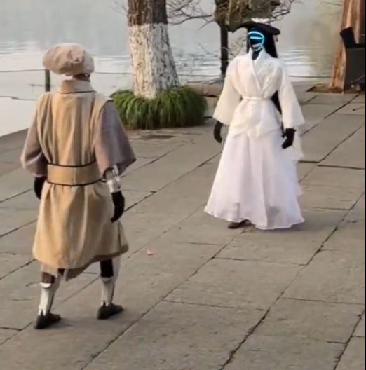 古装人形机械人现身西湖边。抖音 古装人形机械人现身西湖边。抖音