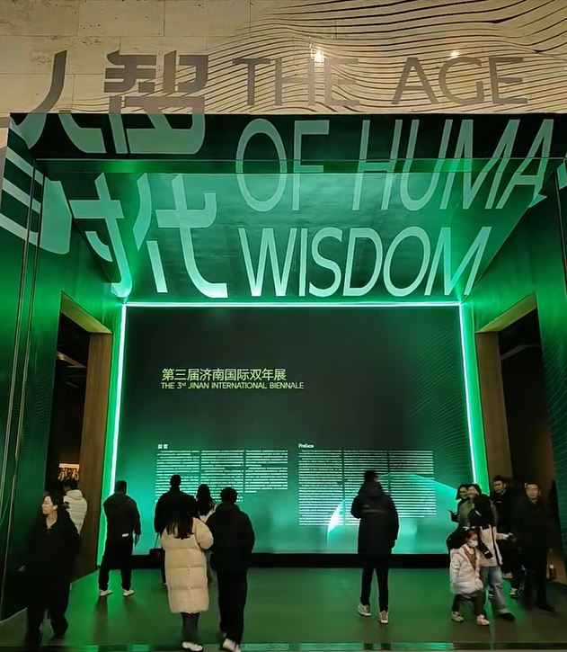 今届济南国际双年展中的AI虚拟形象“济南小妮儿”,引发争议。 小红书 今届济南国际双年展中的AI虚拟形象“济南小妮儿”,引发争议。 小红书