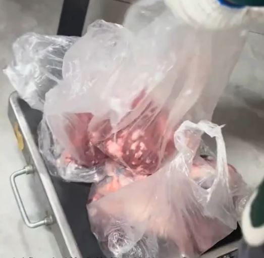 火锅店家在2名食客搜出10公斤牛羊肉。 抖音 火锅店家在2名食客搜出10公斤牛羊肉。 抖音