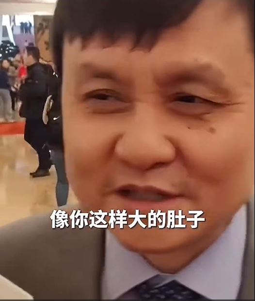 张文宏记者的肚子太大了。