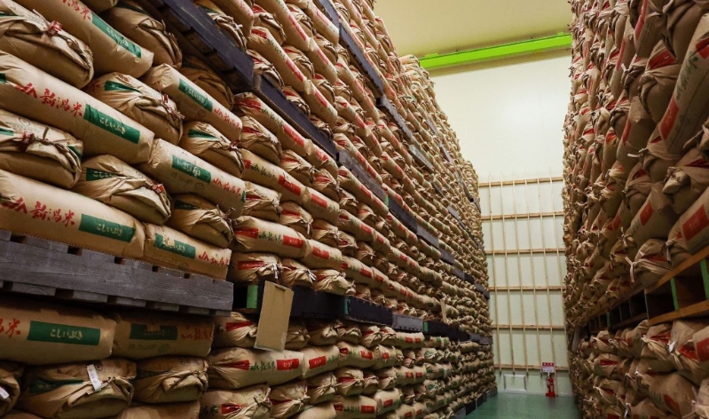 日本政府在东京北部埼玉县的一个大米仓库。 法新社 日本政府在东京北部埼玉县的一个大米仓库。 法新社