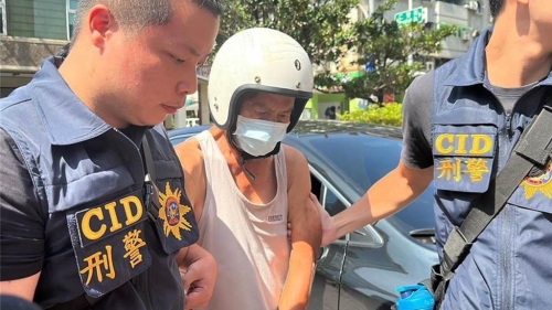 高雄苓雅区2023年发生震惊社会的恶邻凶杀案,10日下午4时,高雄地院宣判吴龙满(中)一审死刑。 高雄苓雅区2023年发生震惊社会的恶邻凶杀案,10日下午4时,高雄地院宣判吴龙满(中)一审死刑。