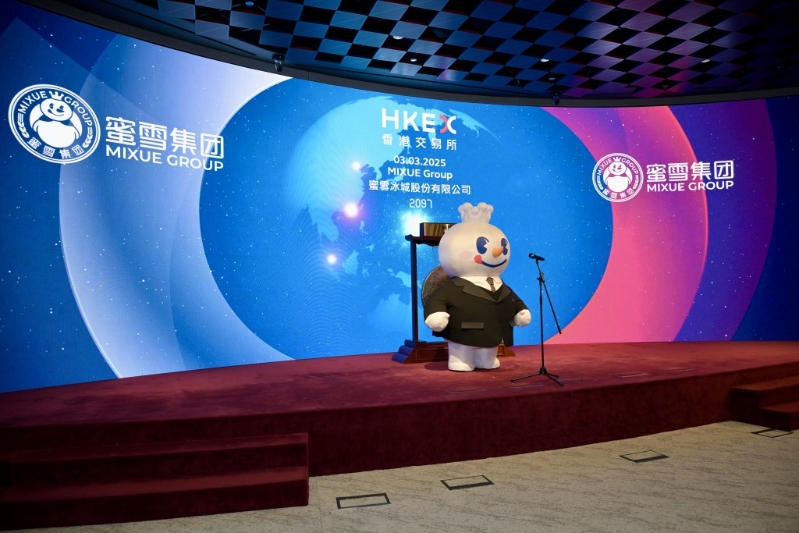 早前蜜雪集团(2097)录得超购5,257倍,冻资逾1.81万亿元,成史上冻资王。当中与券商大推逾百倍孖展有关。 早前蜜雪集团(2097)录得超购5,257倍,冻资逾1.81万亿元,成史上冻资王。当中与券商大推逾百倍孖展有关。