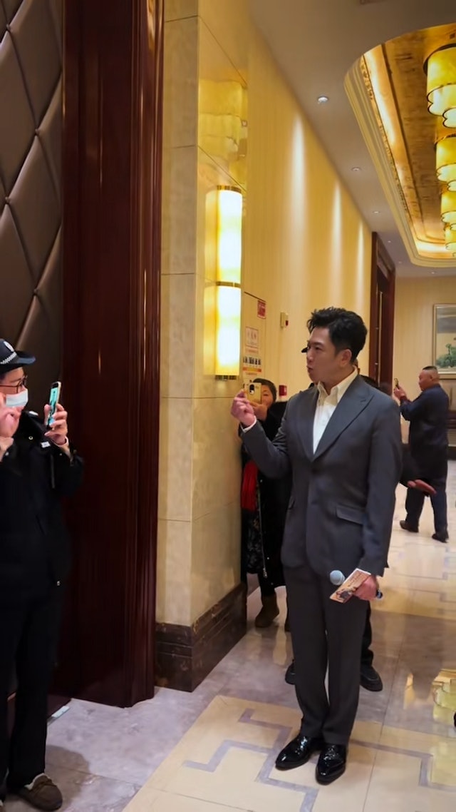 日前,有网民在社交网上发布了一段温兆伦现身内地商演活动的影片,可见温兆伦当日梳起all back鬓型,身穿白色衬衫及深灰色西装套装,整个人看起来颇有几分霸道总裁的风范。 日前,有网民在社交网上发布了一段温兆伦现身内地商演活动的影片,可见温兆伦当日梳起all back鬓型,身穿白色衬衫及深灰色西装套装,整个人看起来颇有几分霸道总裁的风范。