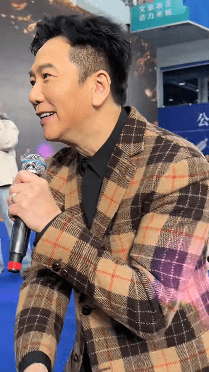 温兆伦走路时,亦略见驼背问题,脊椎呈现弯曲的C字弧线。 温兆伦走路时,亦略见驼背问题,脊椎呈现弯曲的C字弧线。