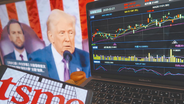 台积电股价直直落,两个月来从高点1160元滑落。 台积电股价直直落,两个月来从高点1160元滑落。