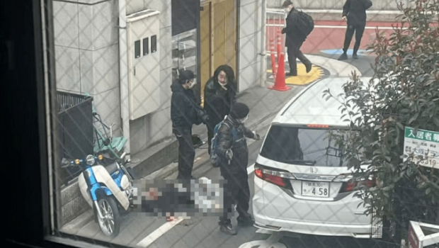 女子在街头进行网上直播时,突遭人狂砍倒地 女子在街头进行网上直播时,突遭人狂砍倒地