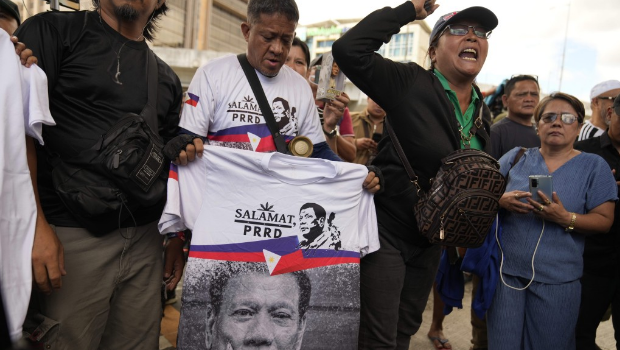 杜特尔特的支持者在马尼拉维拉莫尔空军基地外聚集。 杜特尔特的支持者在马尼拉维拉莫尔空军基地外聚集。