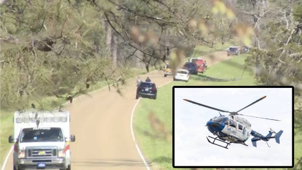 调查人员在医疗直升机坠毁现场调查。小图为失事同型直升机。 调查人员在医疗直升机坠毁现场调查。小图为失事同型直升机。