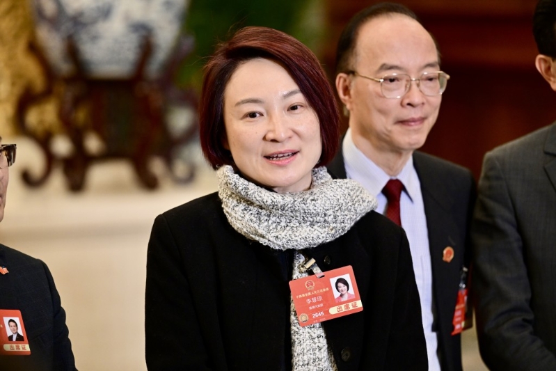 香港代表团名义提交两项联名建议,其中一项为由全国人大常委李慧琼提出的建立购房资金通。 香港代表团名义提交两项联名建议,其中一项为由全国人大常委李慧琼提出的建立购房资金通。