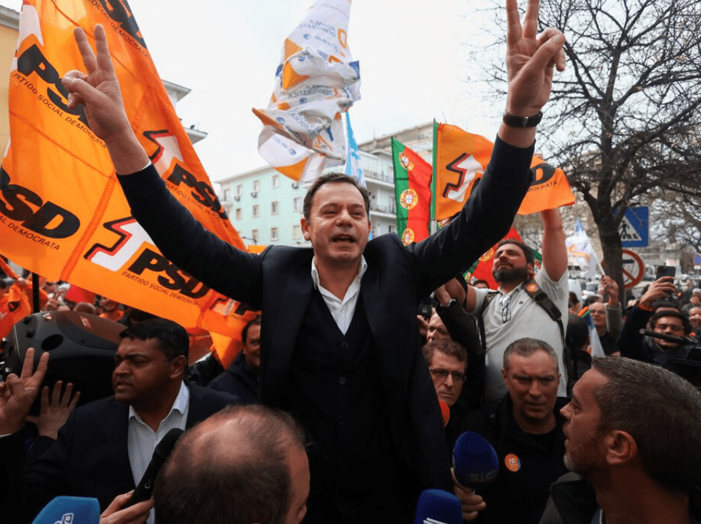 卷入利益冲突丑闻而步上落台之路 卷入利益冲突丑闻而步上落台之路