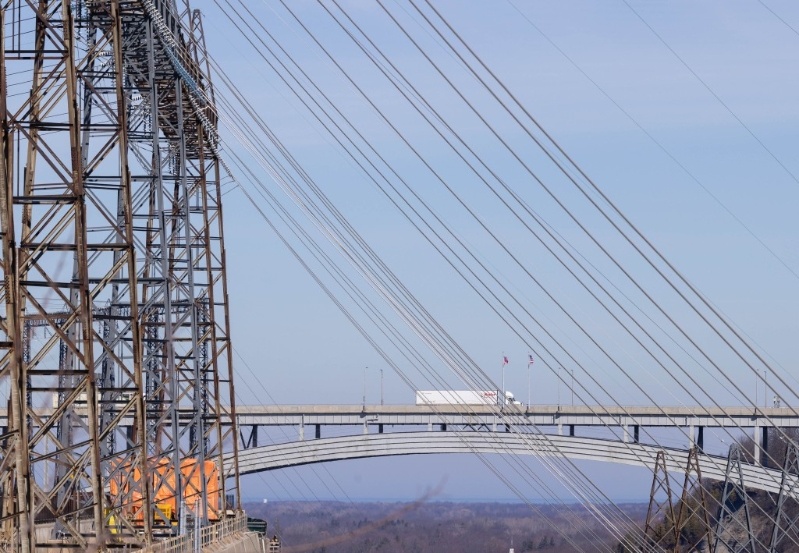 加拿大安大略省政府暂停对向美国三个州出口的所有电力征收25%的附加费。新华社 加拿大安大略省政府暂停对向美国三个州出口的所有电力征收25%的附加费。新华社