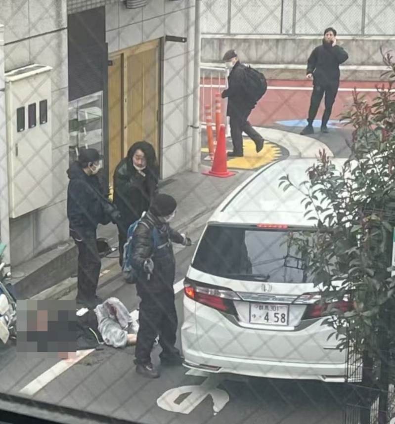 女子倒在血泊中 女子倒在血泊中