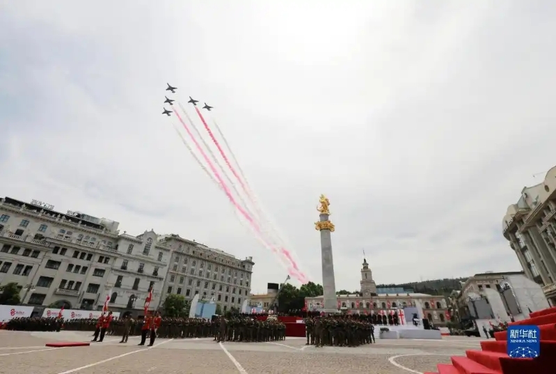 飞机在格鲁吉亚首都第比利斯举行的独立日庆祝活动上飞过自由广场 飞机在格鲁吉亚首都第比利斯举行的独立日庆祝活动上飞过自由广场