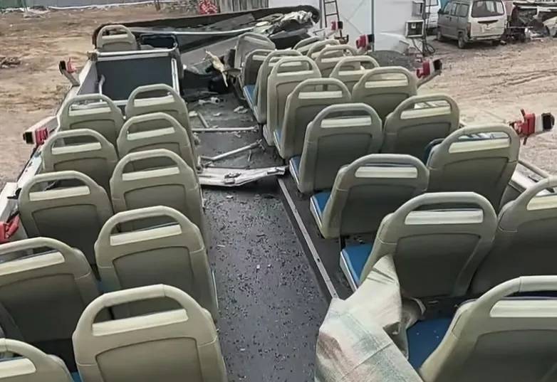 双层巴士车顶完全被 双层巴士车顶完全被