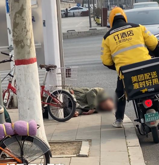 杜金城见有人倒地昏迷,即上前施援。抖音 杜金城见有人倒地昏迷,即上前施援。抖音