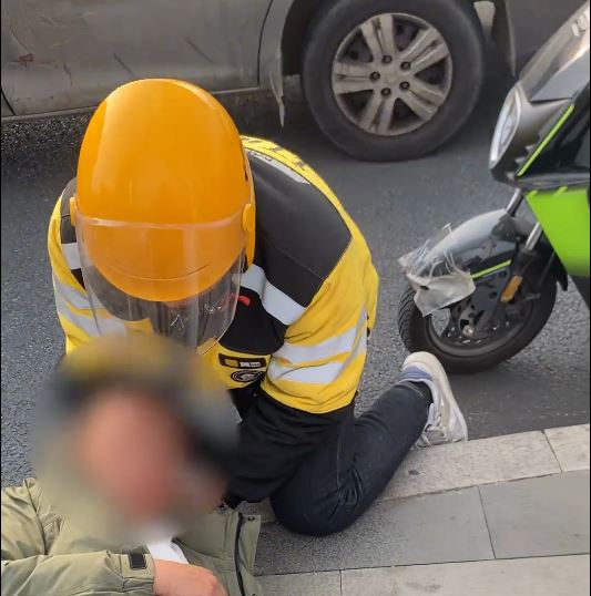 杜金城向倒在街头的醉汉施救。抖音 杜金城向倒在街头的醉汉施救。抖音