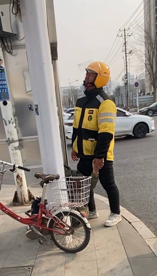 杜金城知道醉汉安全后,情绪崩绪痛哭。抖音 杜金城知道醉汉安全后,情绪崩绪痛哭。抖音