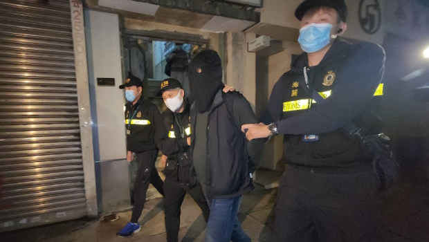 海关拘捕一名持双程证的47岁内地男子。 海关拘捕一名持双程证的47岁内地男子。