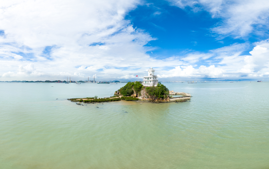 1915年,在舢舨洲岛礁顶部,为方便各国商船进入广州修建了灯塔。百余年后,舢舨洲灯塔成为广州唯一“活”着的古灯塔,继续发挥着航标功能。 1915年,在舢舨洲岛礁顶部,为方便各国商船进入广州修建了灯塔。百余年后,舢舨洲灯塔成为广州唯一“活”着的古灯塔,继续发挥着航标功能。