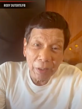 当地时间12日,杜特尔特抵达海牙前在社交媒体平台“脸书”发布视频。 当地时间12日,杜特尔特抵达海牙前在社交媒体平台“脸书”发布视频。