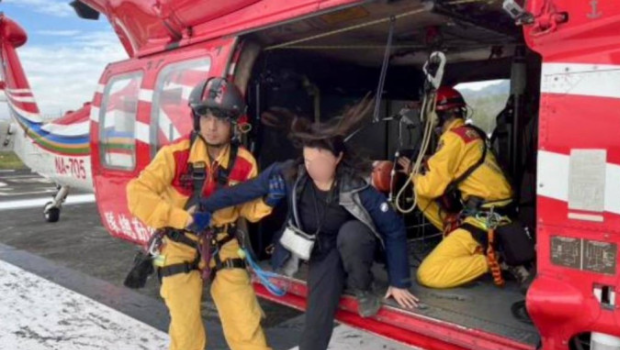 台女违规攀山脚趾痛求援 台女违规攀山脚趾痛求援