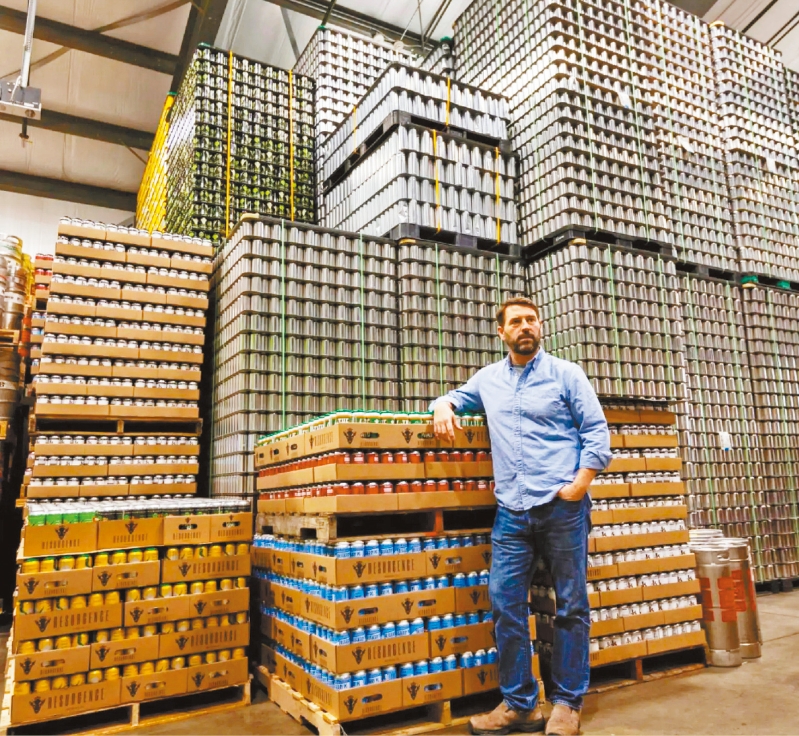 特朗普对钢铝加征关税冲击相关产业。 特朗普对钢铝加征关税冲击相关产业。