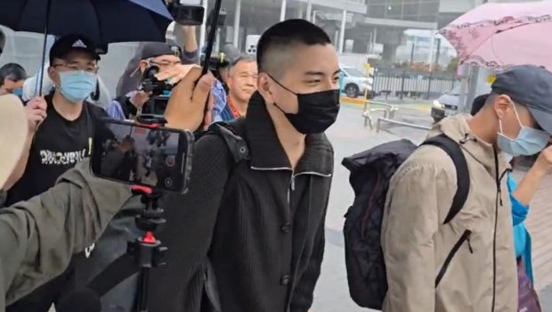 艺人王大陆涉逃兵役、教唆打人案交保后,13日入伍服役,出站时遇上大雨,有媒体替摄影机撑伞刚好替他挡雨,他眼带笑意看了一眼。 艺人王大陆涉逃兵役、教唆打人案交保后,13日入伍服役,出站时遇上大雨,有媒体替摄影机撑伞刚好替他挡雨,他眼带笑意看了一眼。