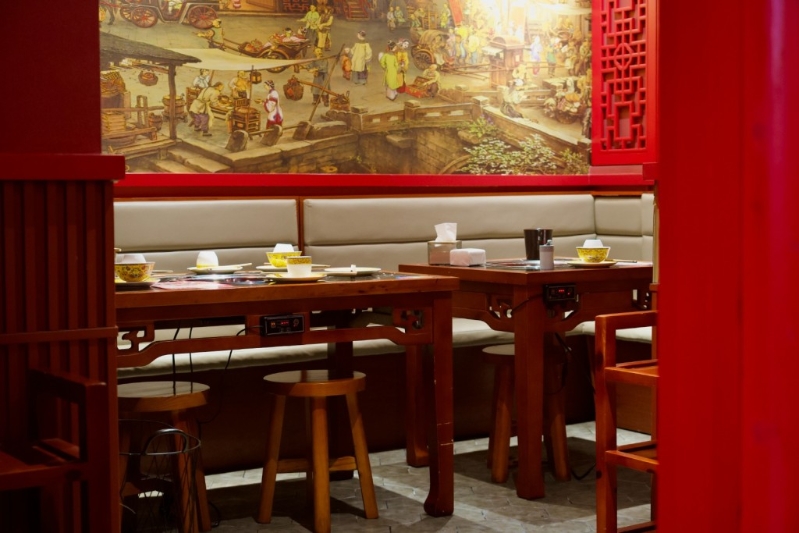 餐厅装潢以中国宫廷风格为主题,营造古色古香的氛围。 餐厅装潢以中国宫廷风格为主题,营造古色古香的氛围。